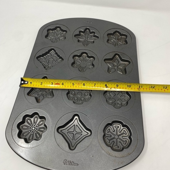 Wilton Holiday Shapes Non-Stick Cookie Pan, 12-Cavity - Picture 2 of 7